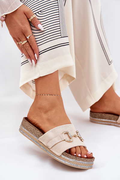 Dámské Klapky Na Platformě Se Zlatou Dekorací A Brilantem Béžové Morisela