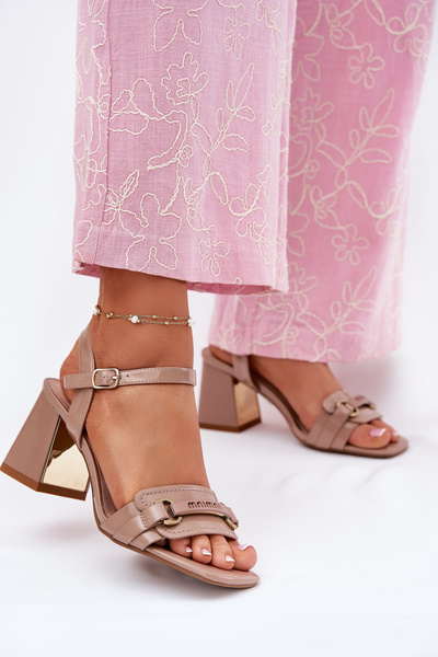 Kožené lakované dámské sandály na podpatku béžové Mevonelle