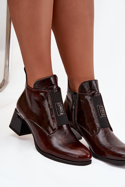Kožené lakované kotníčkové boty na klínu s ozdobným detailem zateplené Zazoo 60560 tmavě hnědé