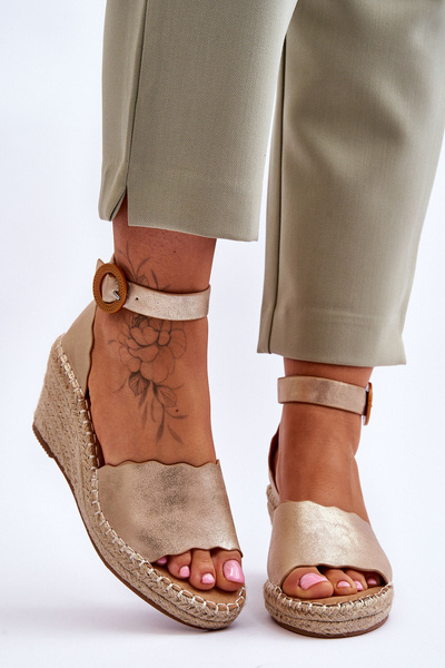 Kožené sandály na klínu Comfort Shoe zlato Verola