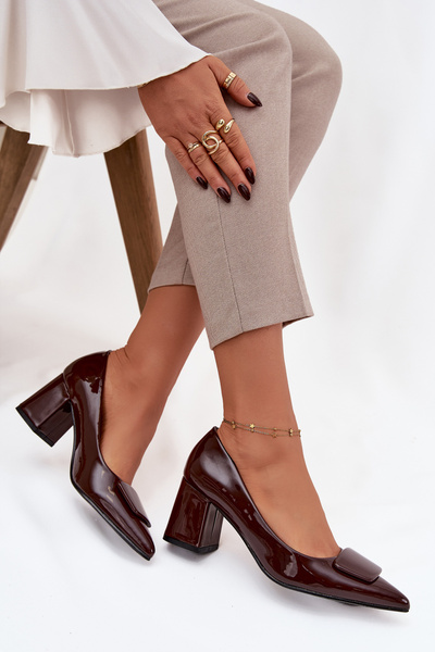 Lakované lodičky na podpatku s ozdobou čokoládové Isoline