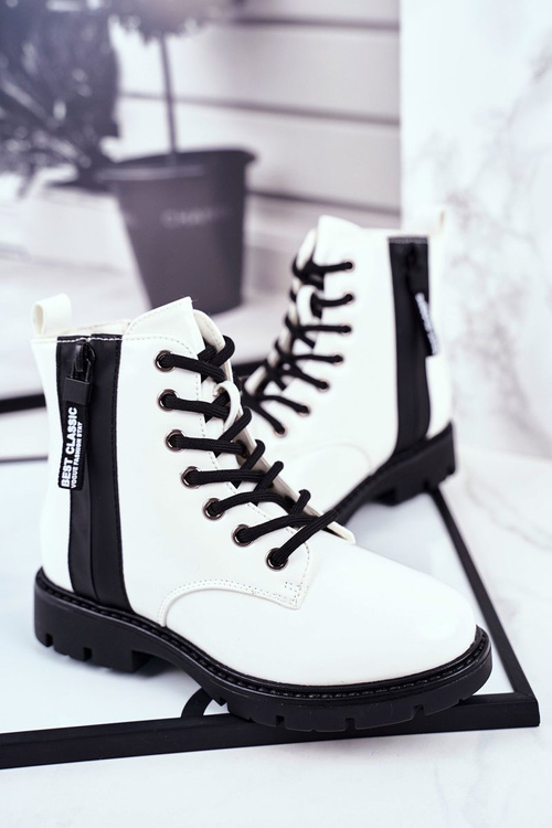 Detské topánky izolované zipsom lakovaným bielym sokolom