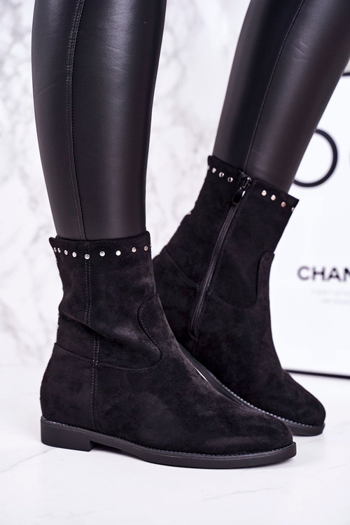 Izolované kliny žien na semišový čierny výkon