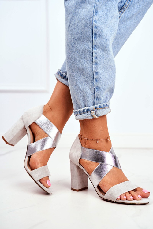 Elegantné vložené sandále na stĺp