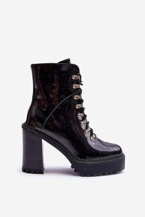 Maľované masívne topánky na čiernom post ikeshia