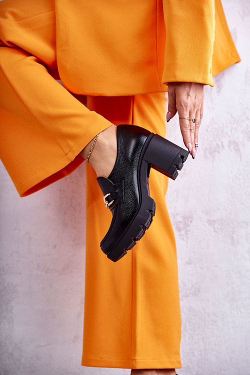 Kožené topánky na stĺpe so zlatou dekoráciou čierny lemar mikeyla