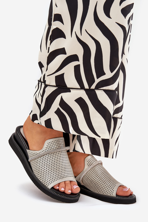 Dámske sandále na klinovom podpätku s ozdobným pásikom strieborné Teriwes