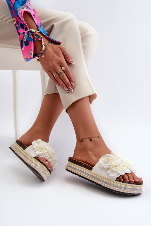 Dámske Sandále Na Platforme S Ozdobením Kvetinami Biele Nodina