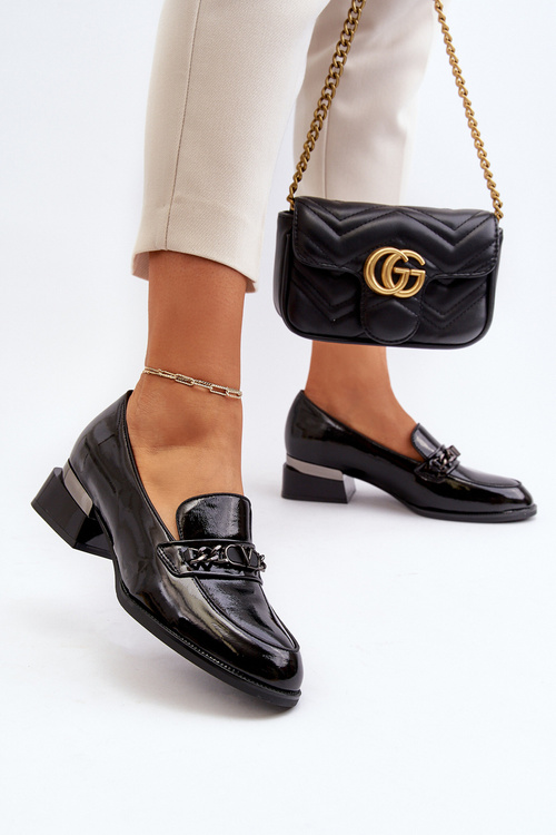 Dámske lesklé čierne topánky na nízkom opätku Albreide