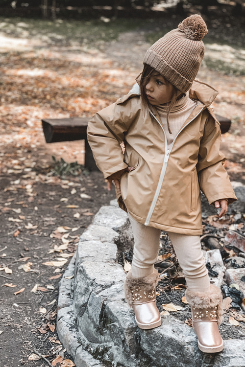 Detské snehové topánky izolované kožušinovým ružovým zlatom bonni