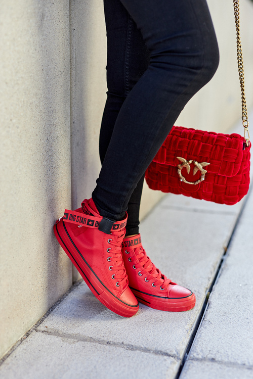 Vysoko izolovaná veľká hviezda GG274028 Červené tenisky