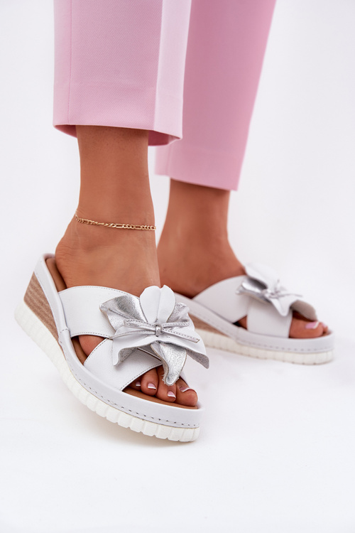 Kožené Dámske Šľapky Na Platforme S Ozdobným Kvetom Artiker Biela-Strieborná 54C0538