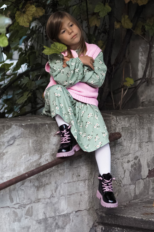 Maľované izolované čierne a fialové topánky