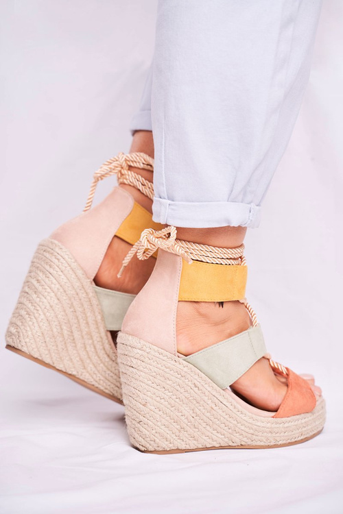 Dámske sandále na klinii espadrilu zafarbené krásne