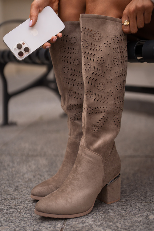 Dámske čižmy s výrezom na opätku z eko-zamšu Vinceza 16443 Tmavobežové