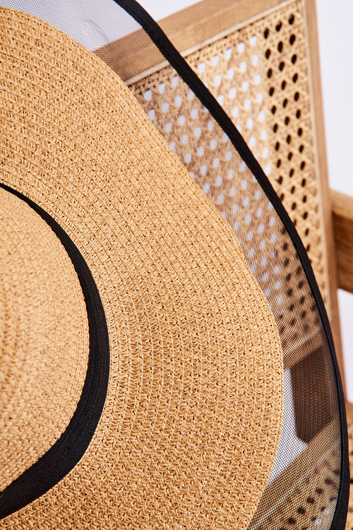 Módny ženský klobúk s béžovou sieťou