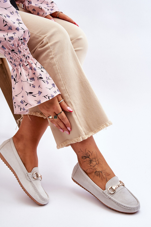 Klasické semišové mokasíry so šedou dekoráciou arly