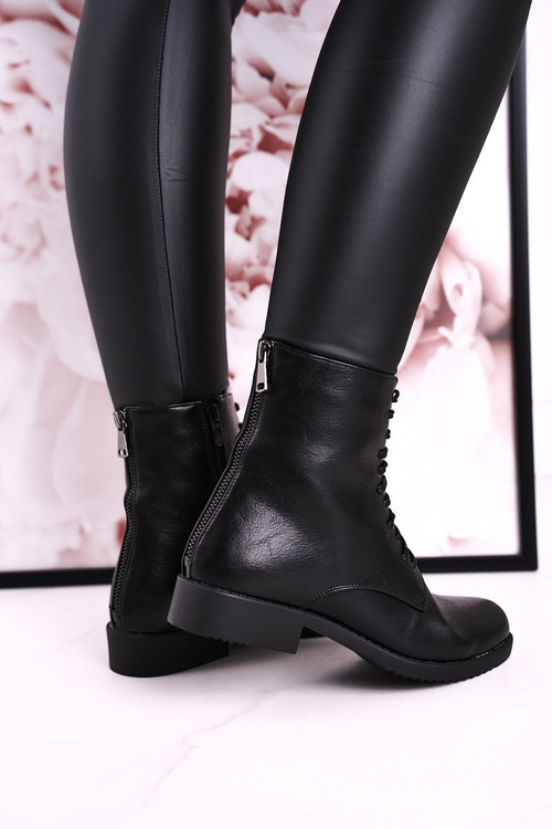 Klasické dámske izolované topánky, dekoratívne čierne jednoduché