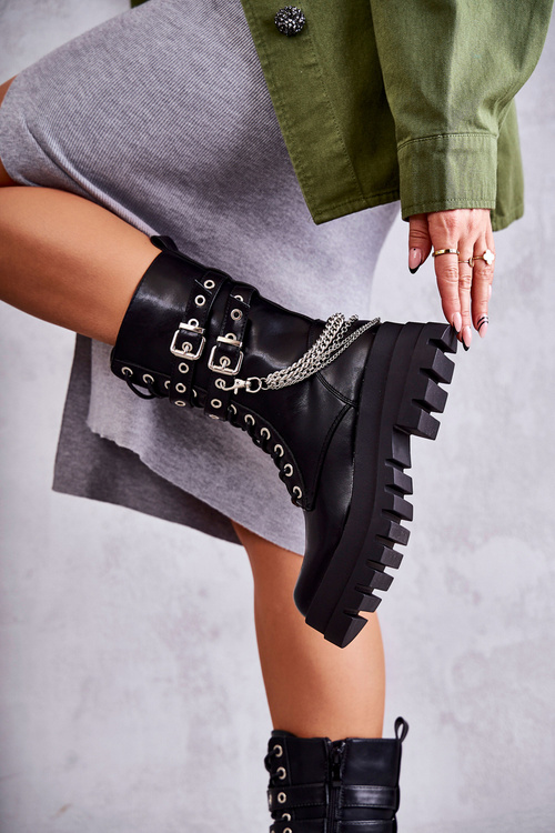 Topánky s vysokými pracovníkmi s reťazou čierneho fittera