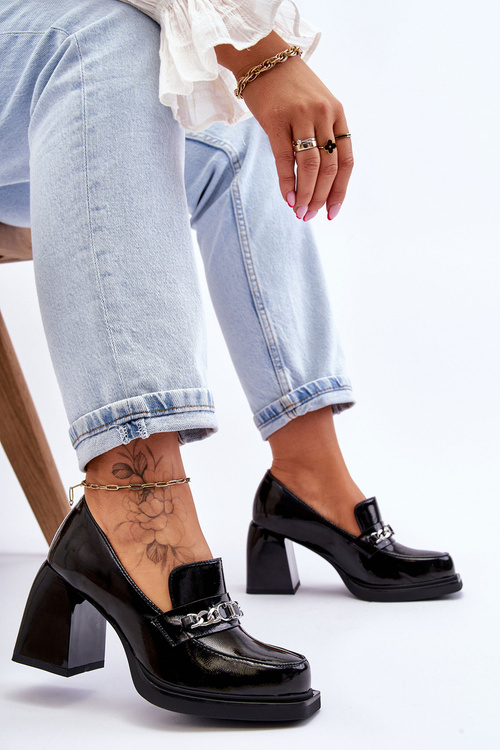 Pohodlné čerpadlá na masívnej päte čiernej Julien