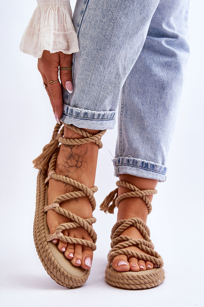 Bonded sandále na masívnej platforme Dark Boon sa nemôže dočkať