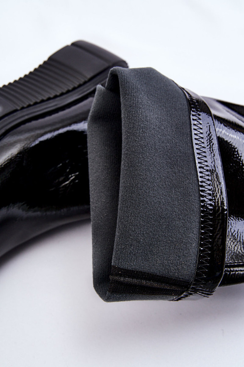 Maľované topánky pred kolenom na plošine čierneho spektra