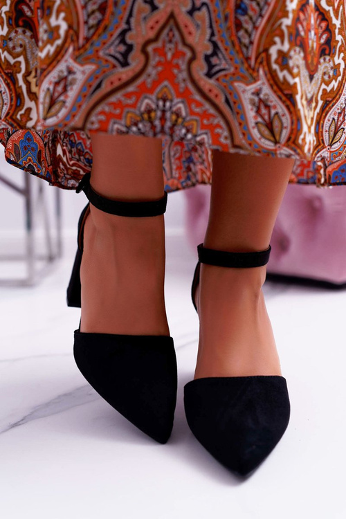 Dámske pumpy na čiernom stĺpe v čiernom elegantnom