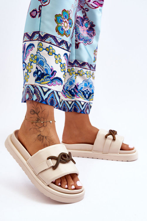 Dámske béžové flip -flops s dekoráciou