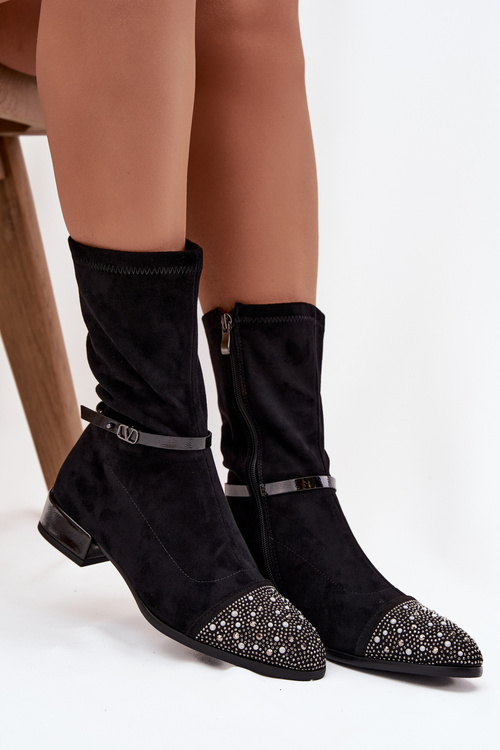 Dámske členkové topánky na nízkom opätku s ozdobou a remienkom D&A MR52-165 Čierne