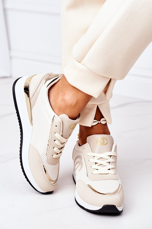 Pod kontrolou ženských športových topánok tenisky