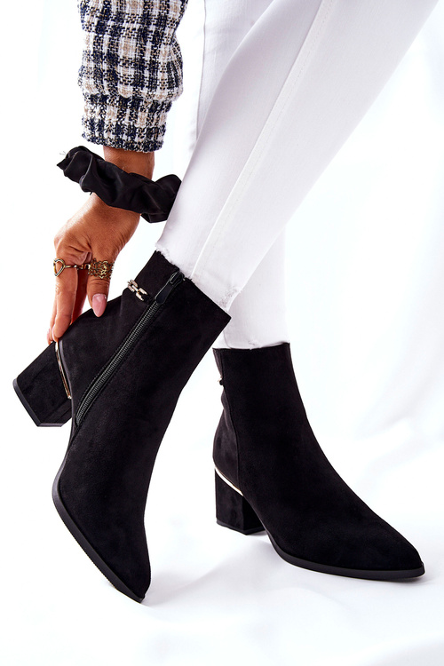 Dámske semišové topánky na čiernom jednom krokovom príspevku