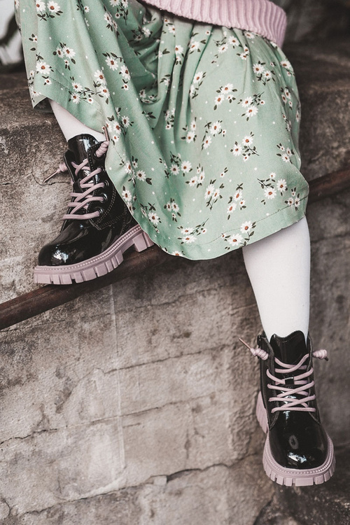 Maľované izolované čierne a fialové topánky