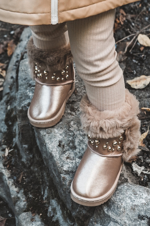 Detské snehové topánky izolované kožušinovým ružovým zlatom bonni