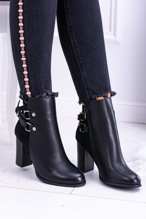 Čierne topánky na stĺpe s pruhmi tvárou v semišovej Nevada