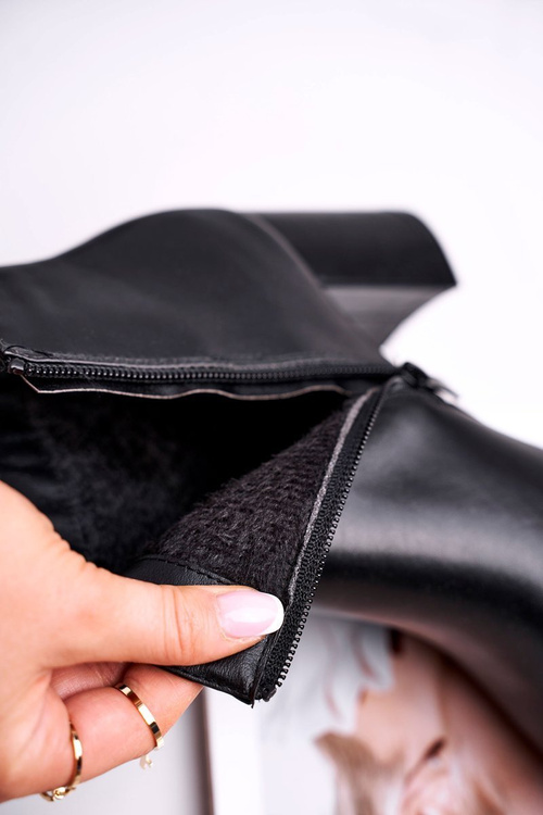 Dámske topánky na čiernom pištole