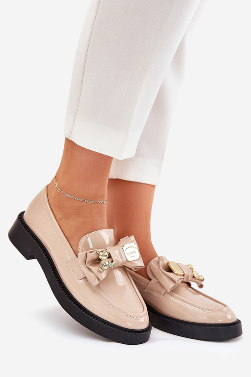 Lakované mokasíny s mašlí a ozdobnou broží béžové Leandriel