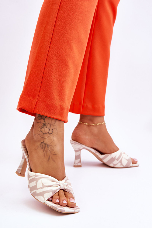 Módne vysoké podpätky v tlačenej béžovej florii