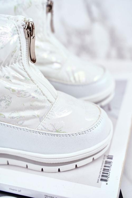 Detské snehové topánky izolované vlnenými bielymi bublami