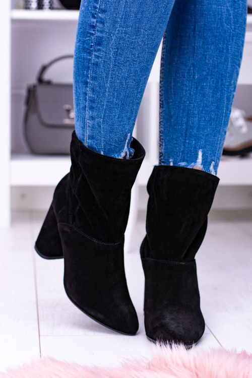 Black High Suede topánky na príspevku Laura Messi 1857