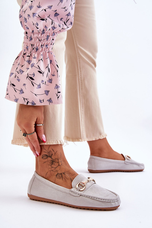 Klasické semišové mokasíry so šedou dekoráciou arly