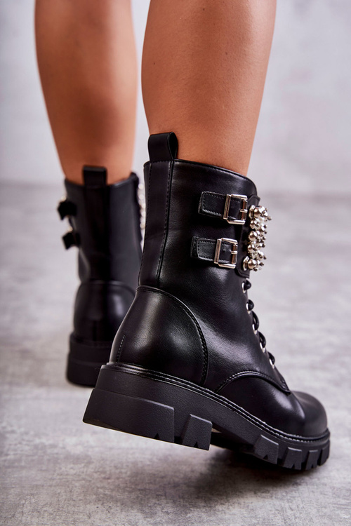 Ženské topánky s dekoráciami zviazanými čiernymi leonami