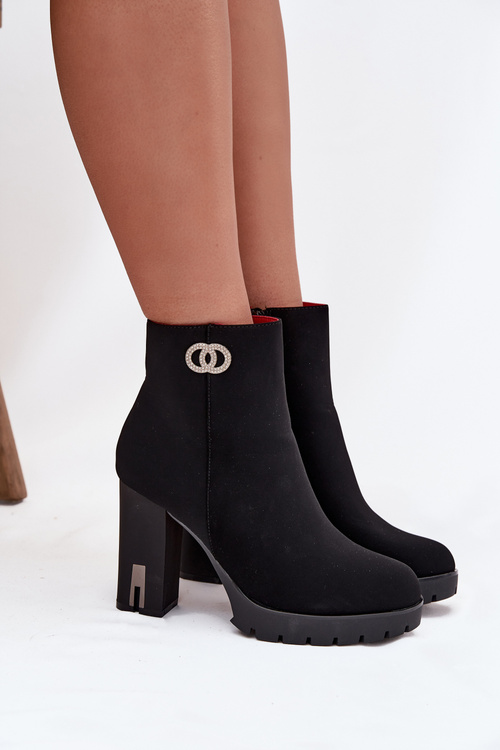 Zateplené dámske členkové topánky na podpätku s ozdobným detailom čierne Vessara