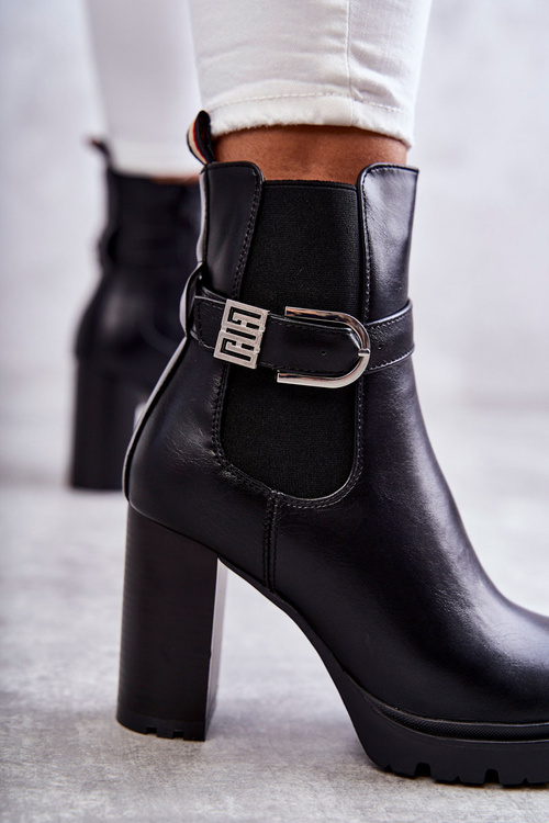 Kožené topánky na stĺpi