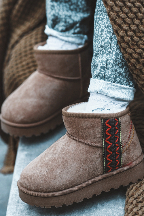 Snehové topánky izolované detská ťavia Leonora