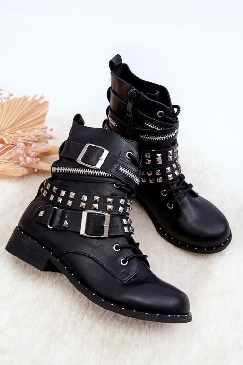Detské topánky s cvočkami, čiernymi svorkami