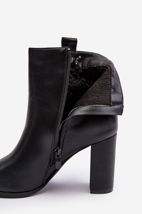 Dámske kožené topánky na čiernom post