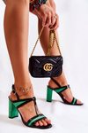 Módne kožené sandále na zelenej vášni