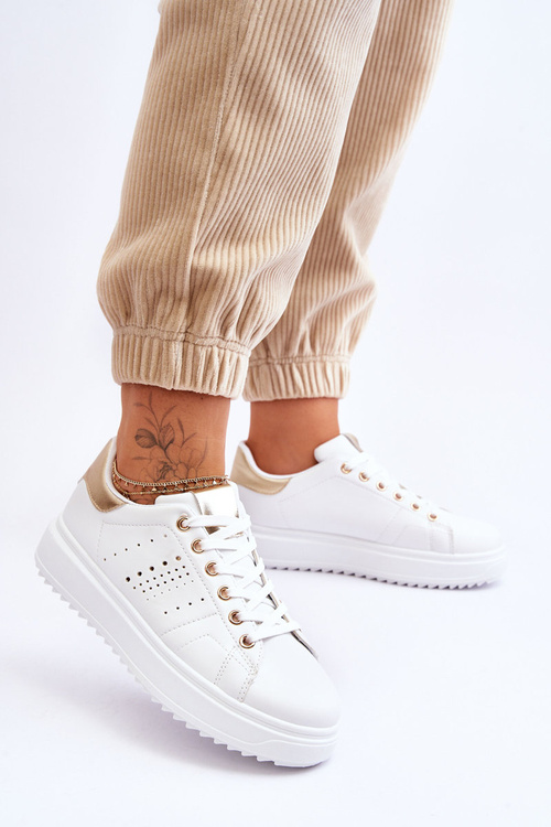 Dámske biele a zlaté športové topánky sú prvé!