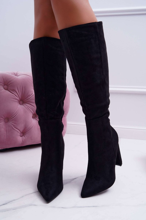 Dámske topánky na kolenoch post čierneho strážcu