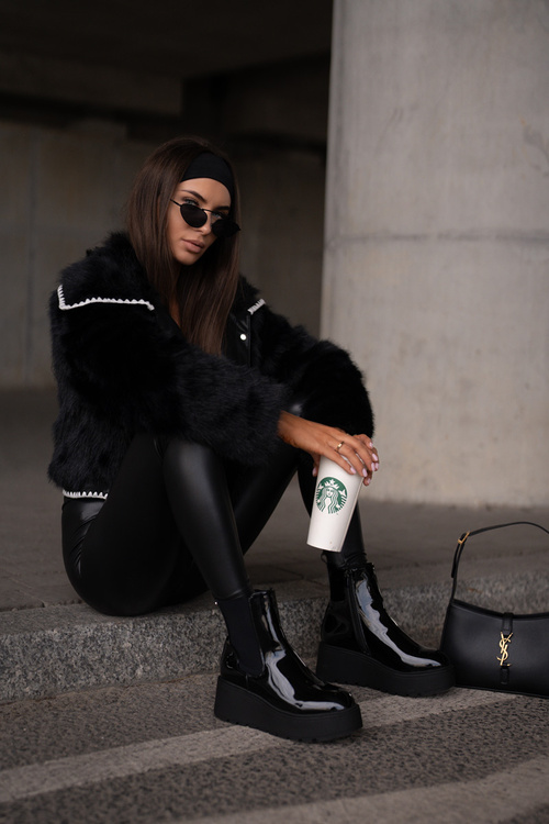 Lakové čierne dámske členkové topánky na platforme a klinu Wloedia